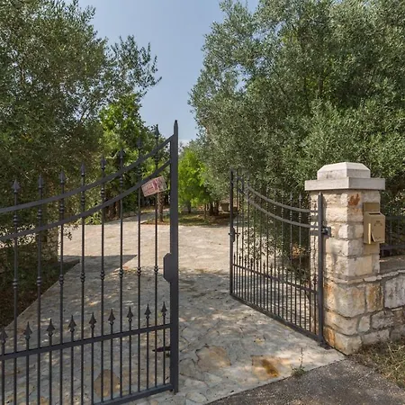 House Anna, Near The With Huge Private Garden Holiday home Tar-Vabriga
