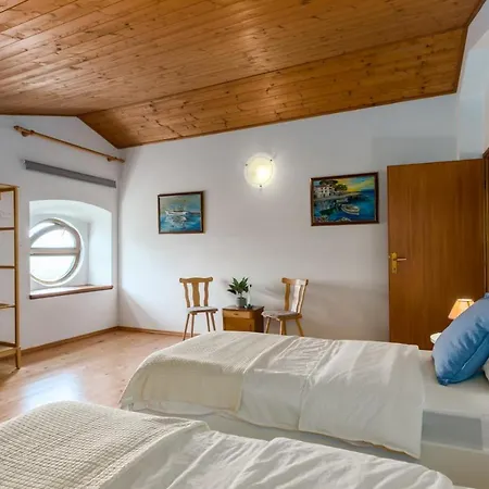 House Anna, Near The With Huge Private Garden Holiday home
