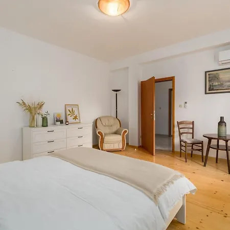 House Anna, Near The With Huge Private Garden Holiday home *